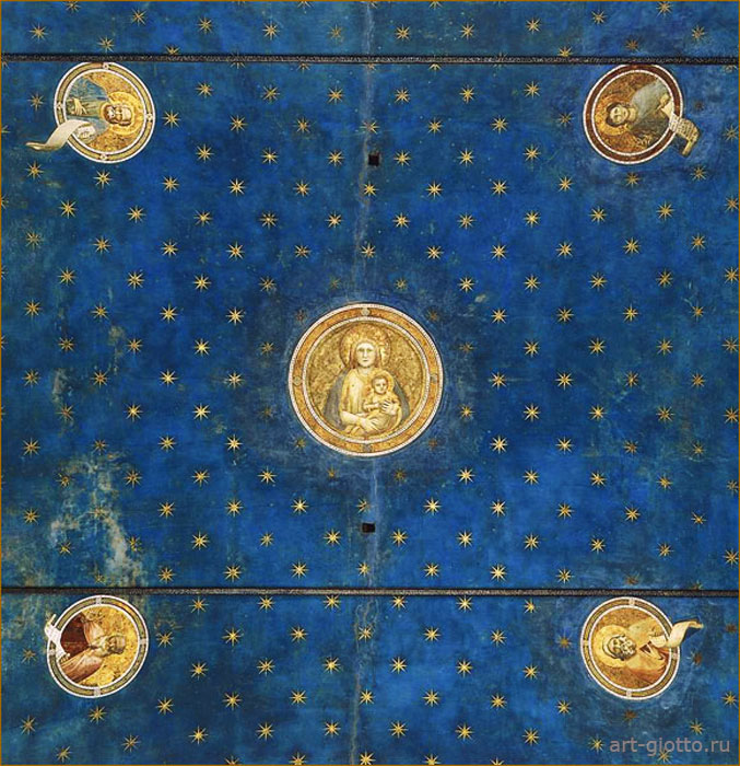 Потолок капеллы со звездами и медальонами